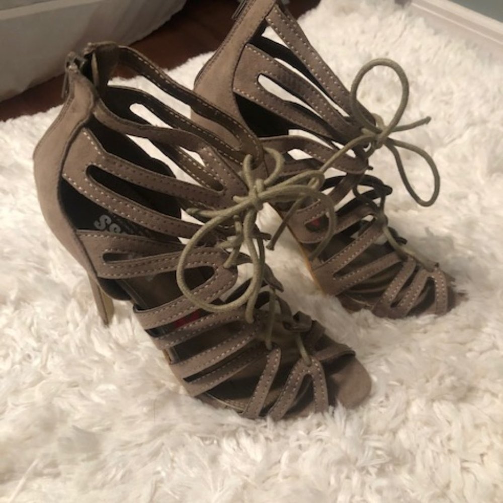 Heels - Picture 2 of 7